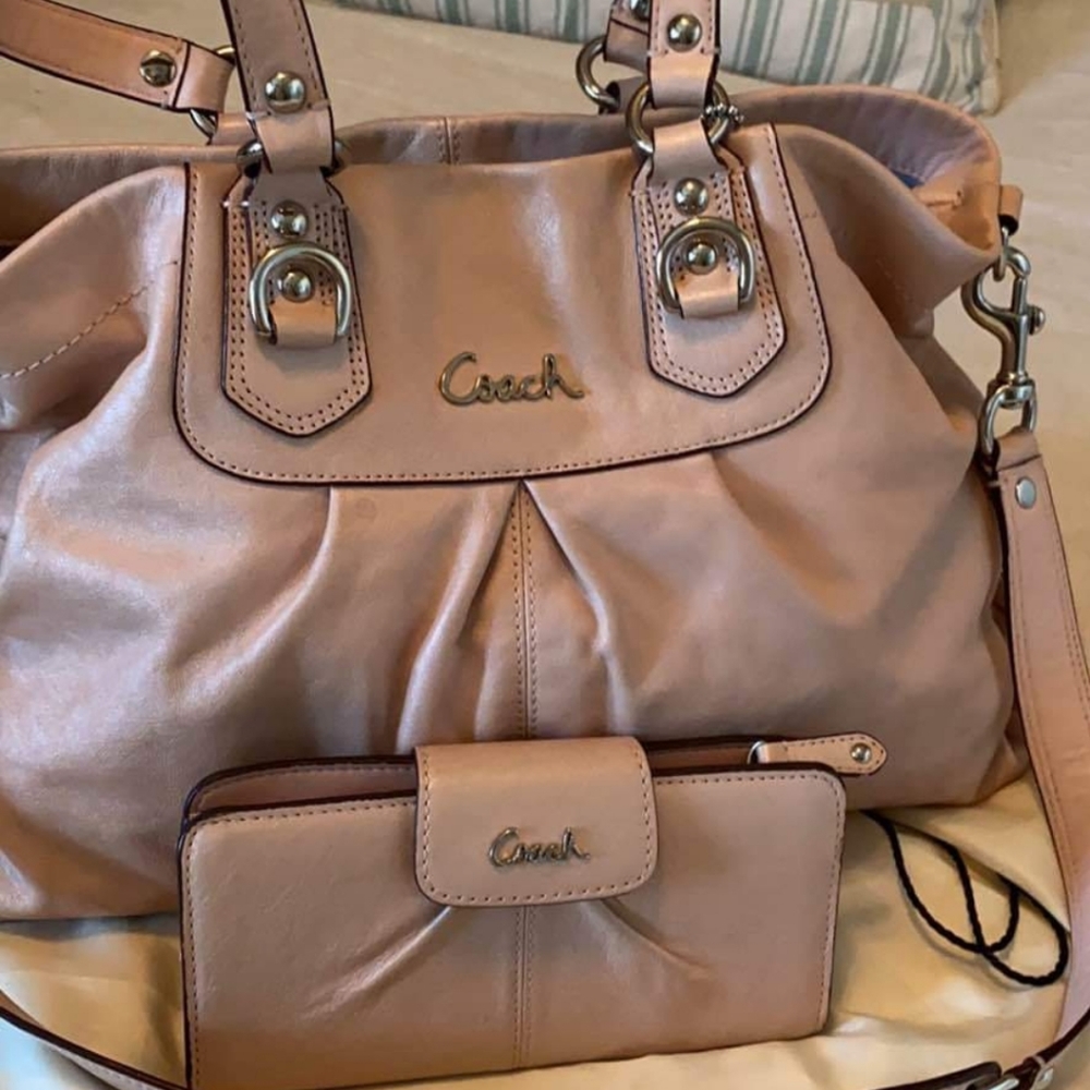 Light pink Coach purse in EUC